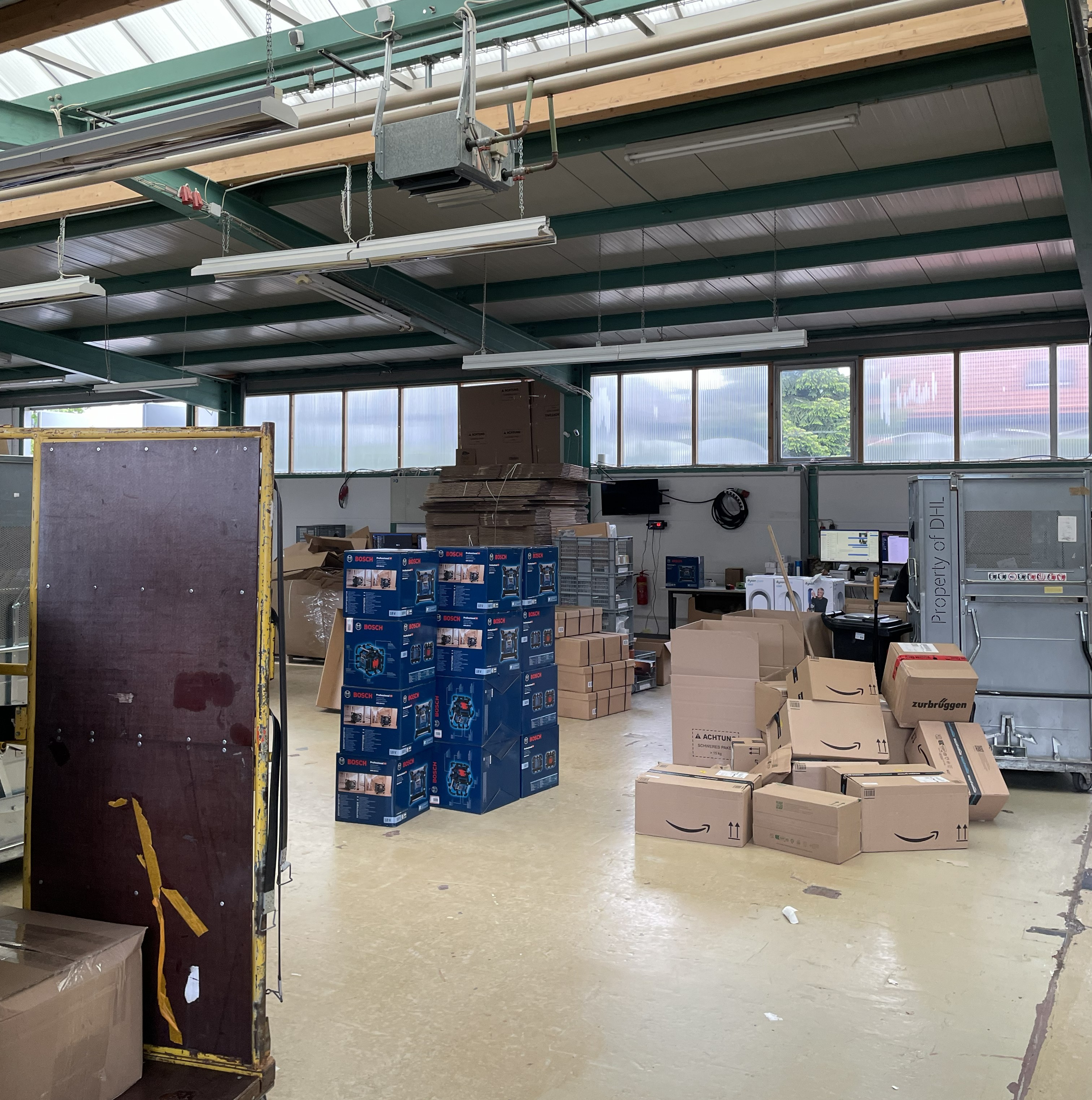 Waren und Versandkartons in einer Logistikhalle